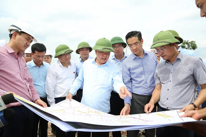 Bí thư Thành ủy Hà Nội Đinh Tiến Dũng dẫn đầu đoàn công tác của TP kiểm tra các điều kiện chuẩn bị khởi công dự án đường Vành đai 4 - Vùng Thủ đô chiều ngày 20-6. Ảnh: TP