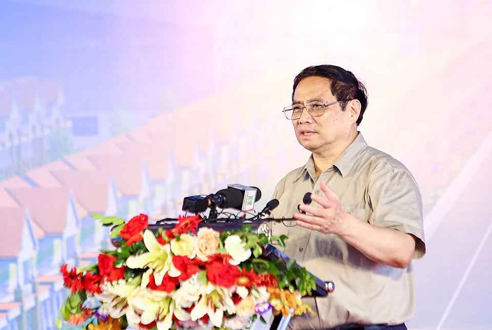 Thủ tướng Chính phủ Phạm Minh Chính phát biểu tại lễ khởi công hai dự án trọng điểm của Quốc gia sáng 25-6. Ảnh: Trọng Phú