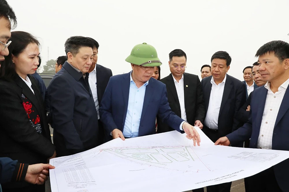 Ông Đinh Tiến Dũng khảo sát dự án đường Vành đai 4 tại nút Yên Nghĩa - Hà Đông (Ảnh: VPTU) Ông Đinh Tiến Dũng khảo sát dự án đường Vành đai 4 tại nút Yên Nghĩa - Hà Đông (Ảnh: VPTU)