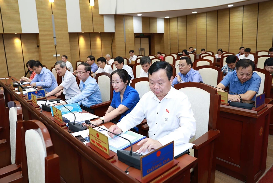 Các đại biểu HĐND TP Hà Nội bấm nút thông qua mức thu học phí trường công lập trên địa bàn Hà Nội năm học 2023-2024. Ảnh: Trọng Phú