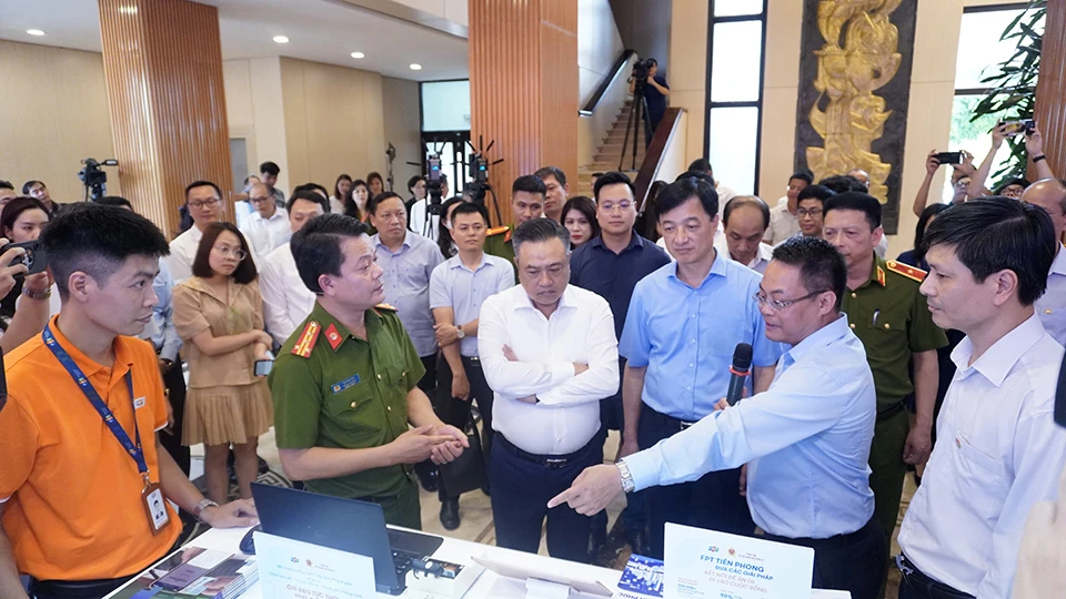 Các đại biểu đã tham quan mô hình Hệ thống thông tin giải quyết thủ tục hành chính Hà Nội do FPT thiết kế theo đặt hàng của TP Hà Nội. (Ảnh: TP) Trần Sỹ Thanh và Nguyễn Duy Ngọc