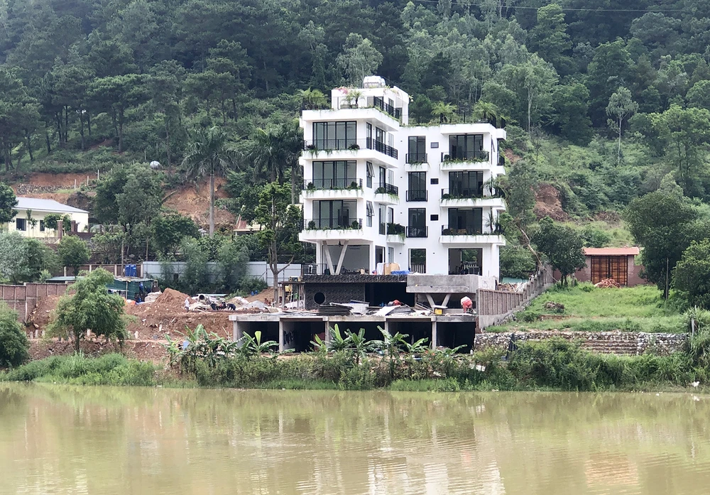 Một công trình bên bờ hồ Đồng Đò (xã Minh Trí, huyện Sóc Sơn) đang có hoạt động xây dựng tấp nập.