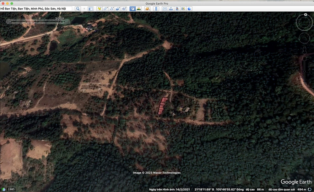 Ảnh chụp vệ tinh khu vực xóm Ban Tiện, xã Minh Phú, huyện Sóc Sơn, vào tháng 2-2021, khu vực này vẫn còn là mảng rừng xanh mướt, chỉ có 1 - 2 dãy lều, lán dựng tạm.