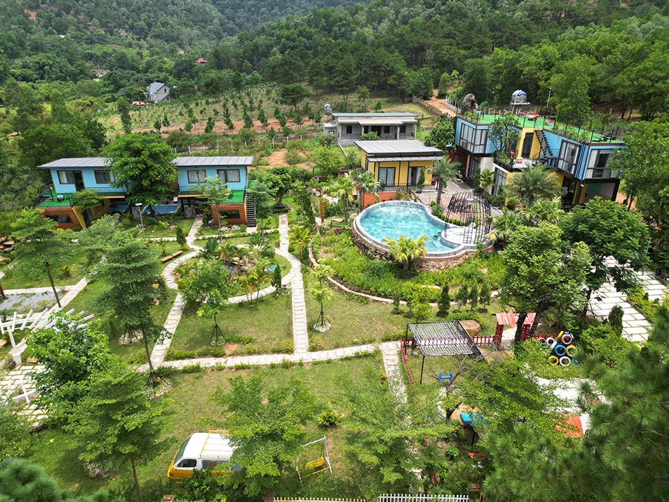 Một homestay bên con đường bê tông bị sạt lở đất ở xóm Ban Tiện, xã Minh Phú, huyện Sóc Sơn) đã treo biển hoạt động, quảng cáo đón khách nghỉ dưỡng. Ảnh: Trọng Phú