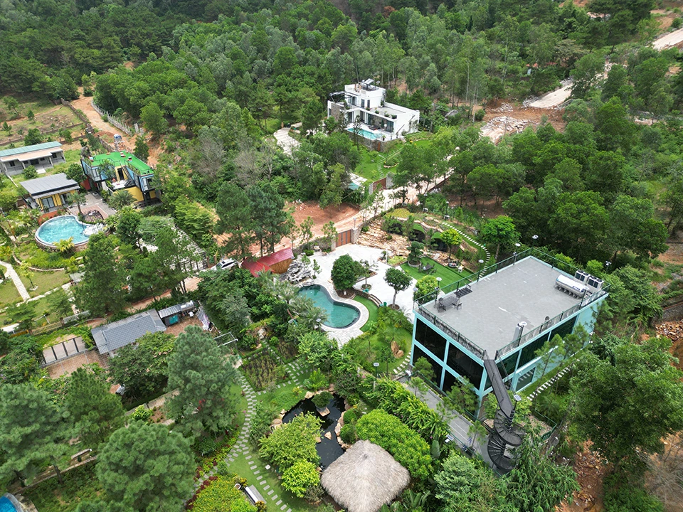 Hàng loạt Homestay, biệt thự với kiểu kiến trúc nhà lầu, bể bơi, sân vườn xây dựng trên đất trồng rừng vào giai đoạn các năm 2021 và 2022. Ảnh: Trọng Phú