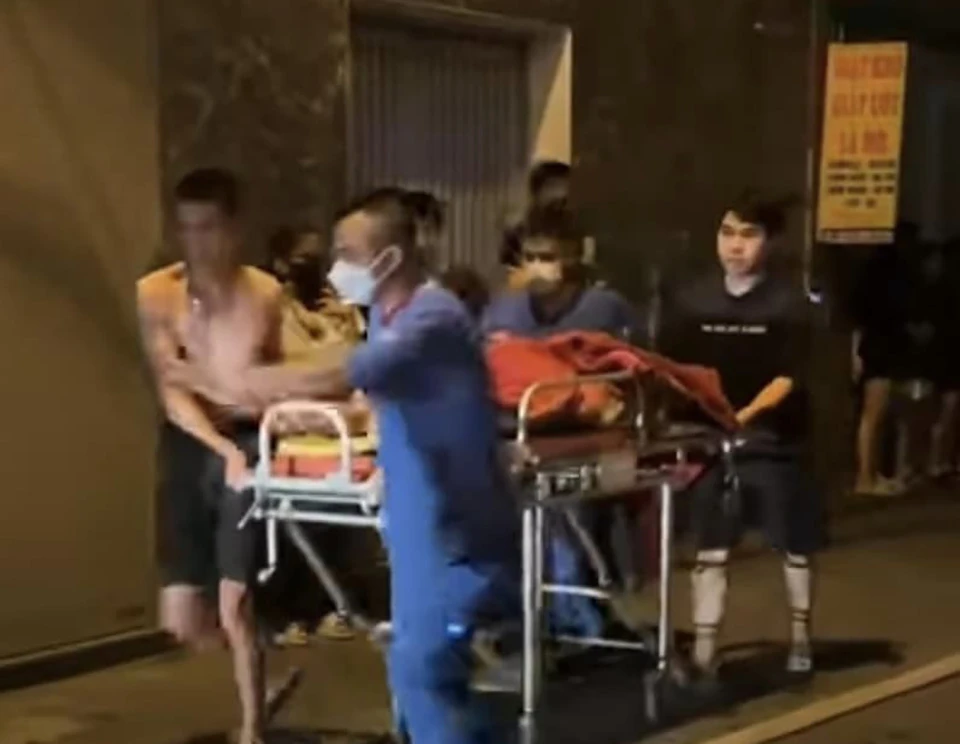 Nạn nhân vụ cháy được đưa ra ngoài