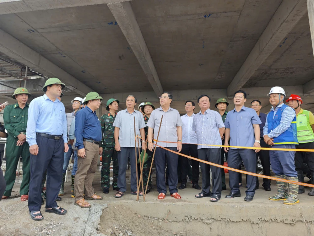 Bộ trưởng Bộ NN&PTNT Lê Minh Hoan kiểm tra công tác ứng phó bão số 3 tại công trường đang thi công nhà máy dệt may JeHong Textile, thuộc khu công nghiệp Rạng Đông, Nghĩa Hưng, Nam Định. (Ảnh: Trọng Phú)