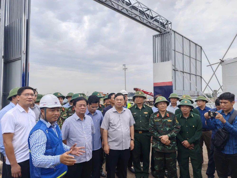 Bộ trưởng Bộ NN&PTNT Lê Minh Hoan kiểm tra công tác ứng phó bão số 3 tại Khu công nghiệp Rạng Đông ở huyện Nghĩa Hưng, tỉnh Nam Định. (Ảnh: Trọng Phú)