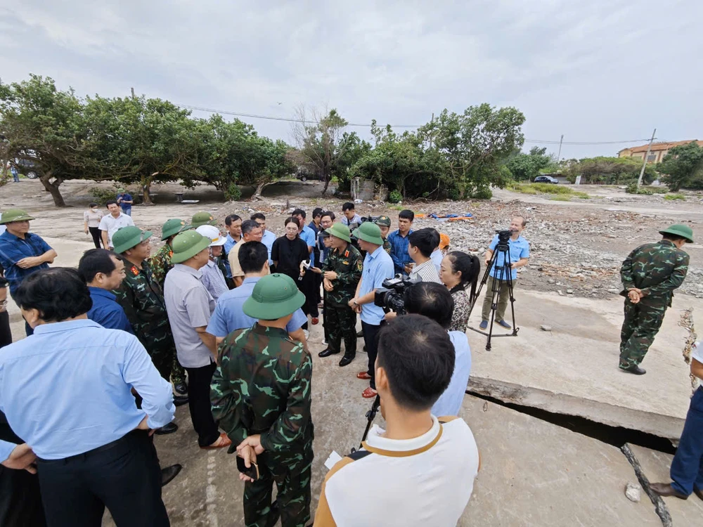 Bộ trưởng Bộ NN&PTNT Lê Minh Hoan kiểm tra công tác ứng phó bão số 3 kè biển Thịnh Long trên tuyến đê biển Hải Hậu, huyện Hải Hậu, tỉnh Nam Định. (Ảnh: Trọng Phú)