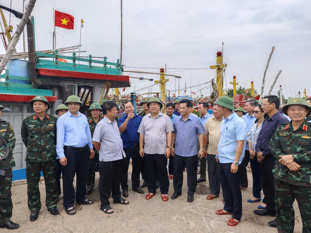 Bộ trưởng Bộ NN&PTNT Lê Minh Hoan kiểm tra công tác ứng phó bão số 3 tại khu neo đậu tàu, thuyền tránh trú bão ở cửa sông Ninh Cơ, huyện Hải Hậu, tỉnh Nam Định. (Ảnh: Trọng Phú)