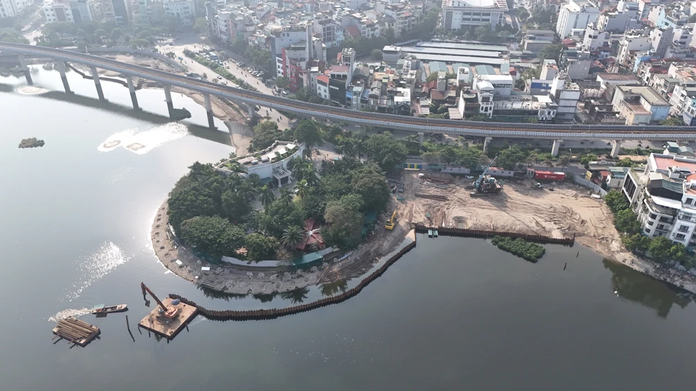 UBND quận Đống Đa (Hà Nội) đang thực hiện dự án cải tạo lại hồ Đống Đa. Ảnh: Trọng Phú
