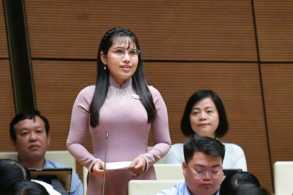 Đại biểu Quốc hội Châu Quỳnh Dao (đoàn Kiên Giang) nói về dịch vụ bói toán, tử vi trực tuyến có dấu hiệu nở rộ, lực lượng thầy bói online khá hùng hậu, gây ra nhiều hậu quả cho xã hội...