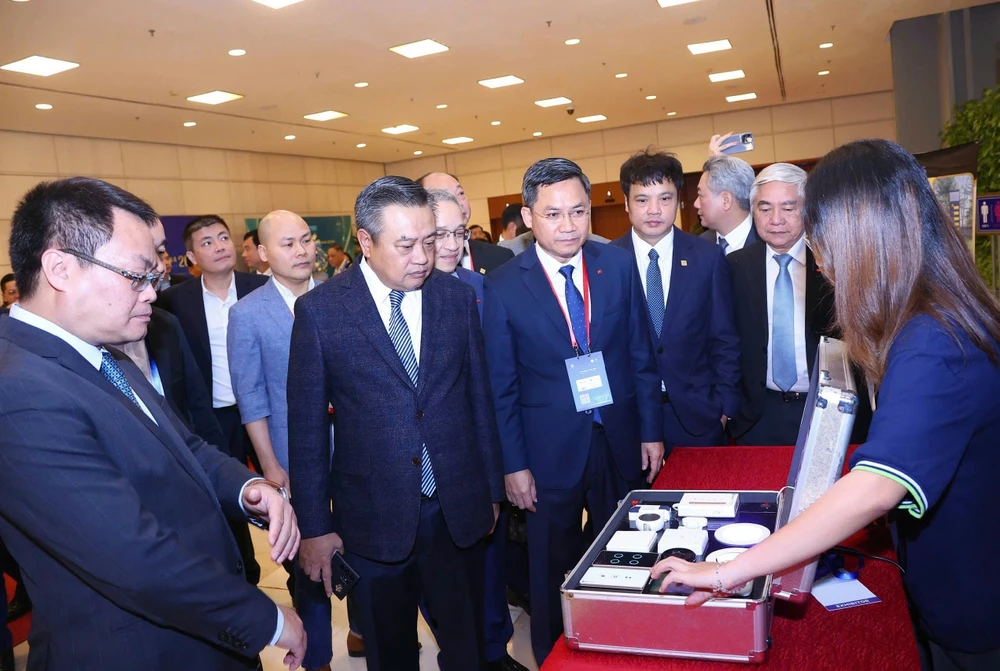 Chủ tịch UBND TP Hà Nội Trần Sỹ Thanh và các đại biểu tham gia triển lãm bên thềm Hội nghị thành phố thông minh Việt Nam - Châu Á 2024.