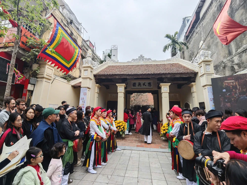 Người dân, du khách háo hức xem lễ khai mạc “Tết Việt – Tết phố 2025” vui đón Tết Ất Tỵ tại Đình Kim Ngân (42, Hàng Bạc, quận Hoàn Kiếm, Hà Nội). Ảnh: Trọng Phú