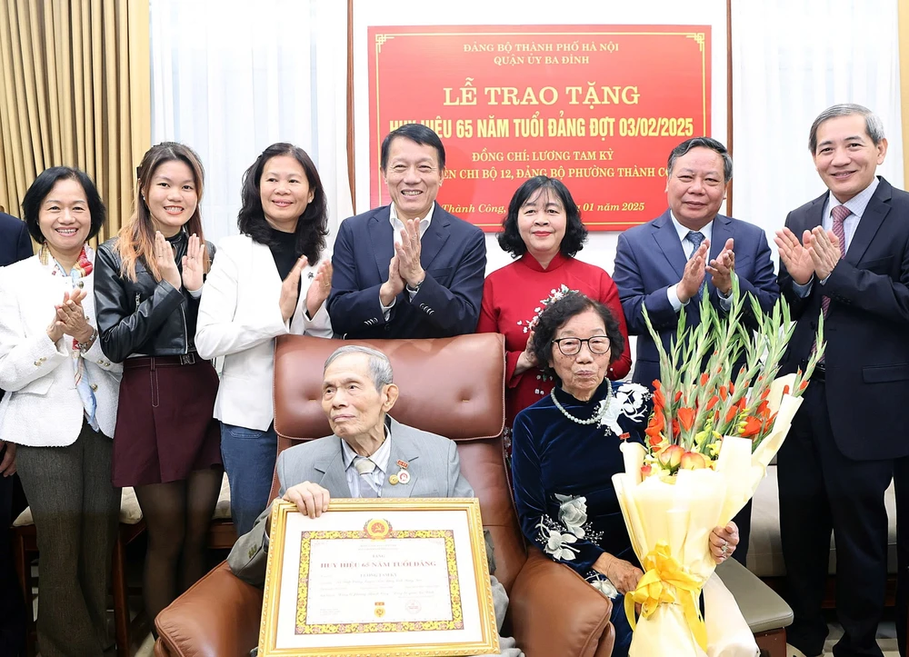 Cụ Lương Tam Kỳ được trao tặng Huy hiệu 65 năm tuổi Đảng