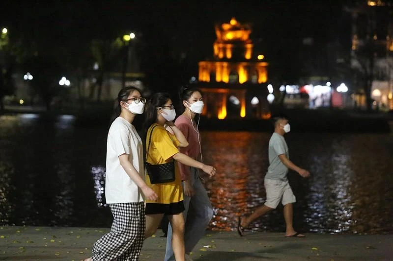 Hồ Hoàn Kiếm là nơi thường xuyên diễn ra các sự kiện ngoại giao, văn hoá, nghệ thuật, và là không gian công cộng phục vụ nhu cầu vui chơi, giải trí của người dân, du khách. Ảnh: TRỌNG PHÚ