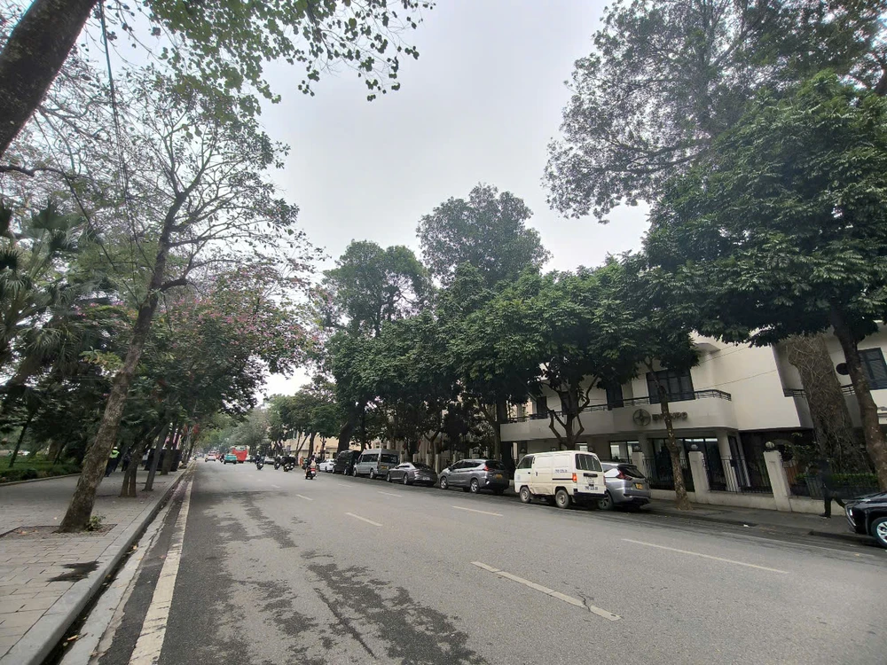 Dãy phố Đinh Tiên Hoàng có mặt hướng ra hồ Hoàn Kiếm được nghiên cứu di dời để mở rộng không gian hồ Hoàn Kiếm về phía Đông. Ảnh: TRỌNG PHÚ