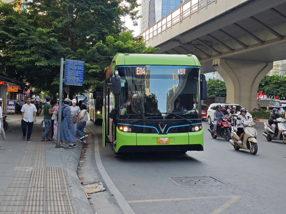 Hà Nội đặt lộ trình đến năm 2030 sẽ sử dụng 100% xe buýt điện, xe buýt sử dụng năng lượng xanh. Ảnh: Trọng Phú