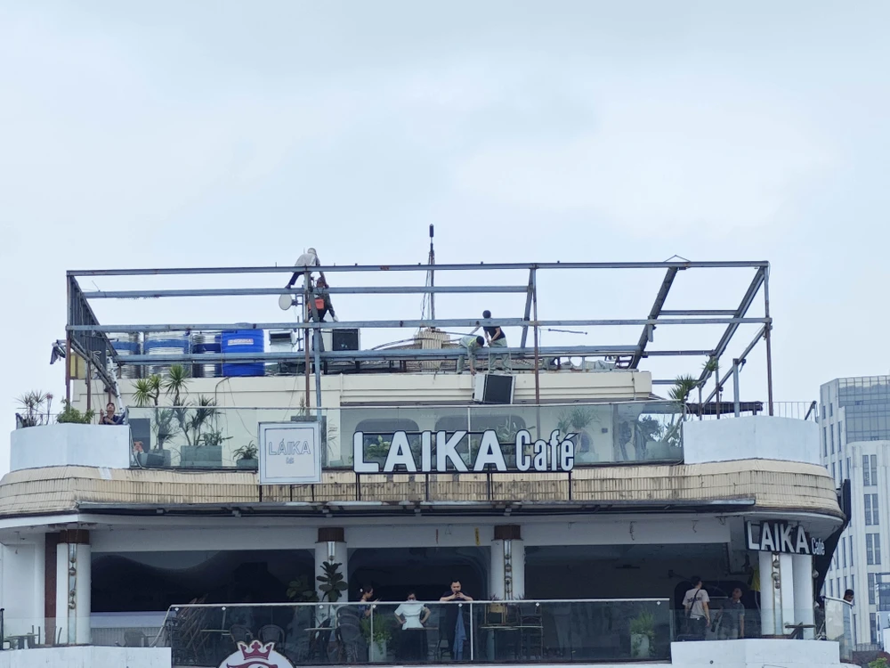 Các doanh nghiệp thuê mặt bằng kinh doanh tại toà nhà 'Hàm cá mập' đang cho công nhân tháo dỡ các thiết bị, nội thất trong toà nhà. Ảnh: Trọng Phú