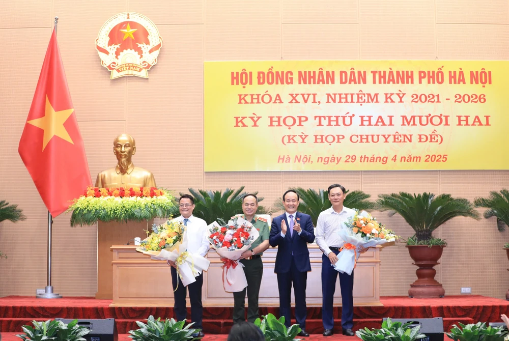Chủ tịch HĐND TP Hà Nội Nguyễn Ngọc Tuấn tặng hoa chúc mừng Thiếu tướng Nguyễn Thanh Tùng và các ông Nguyễn Việt Hùng, Lê Anh Quân.