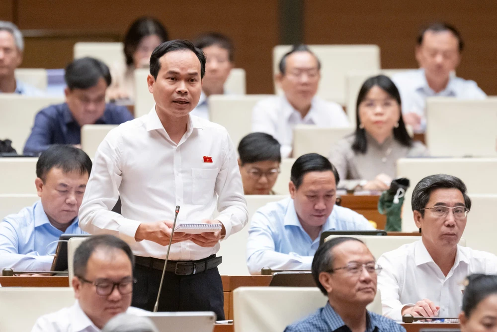 Đại biểu Quốc hội Nguyễn Duy Minh (Đà Nẵng) băn khoăn với quy định cho phép Chủ tịch UBND cấp tỉnh trực tiếp chỉ đạo, điều hành nhiệm vụ của cấp xã trong “trường hợp cần thiết”.