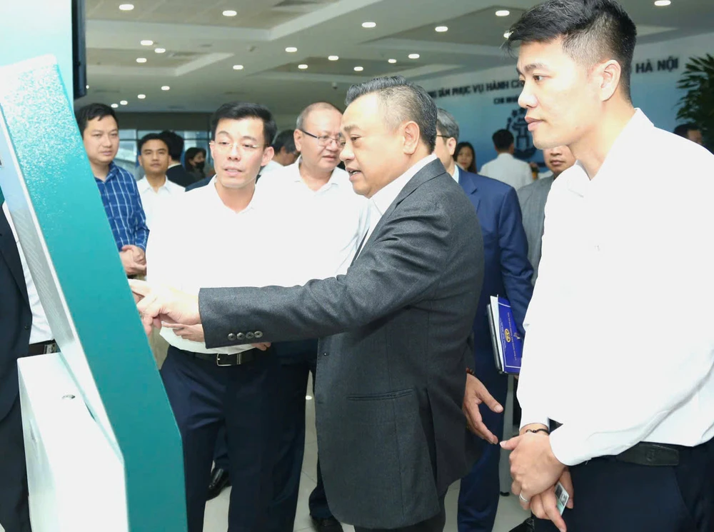 Chủ tịch UBND TP Hà Nội Trần Sỹ Thanh kiểm tra công tác tiếp nhận, giải quyết thủ tục hành chính tại Trung tâm phục vụ hành chính công TP Hà Nội. Ảnh: Trọng Phú