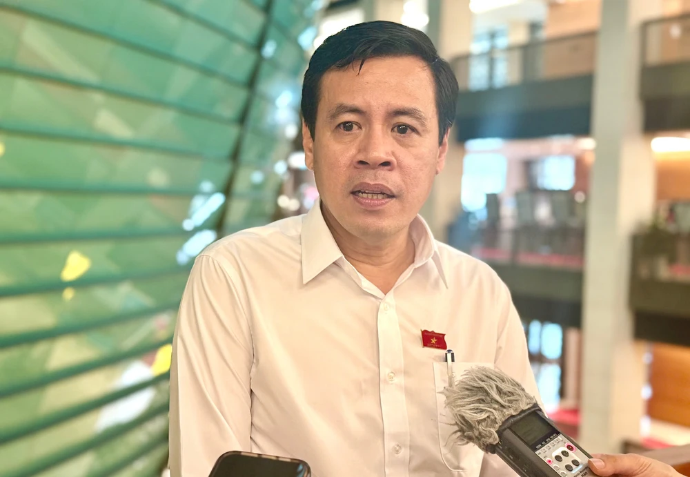 ĐBQH trao đổi với báo chí bên hành lang Quốc hội sáng ngày 29-5 về chỉ đạo của Tổng Bí thư Tô Lâm trong việc xóa độc quyền vàng miếng