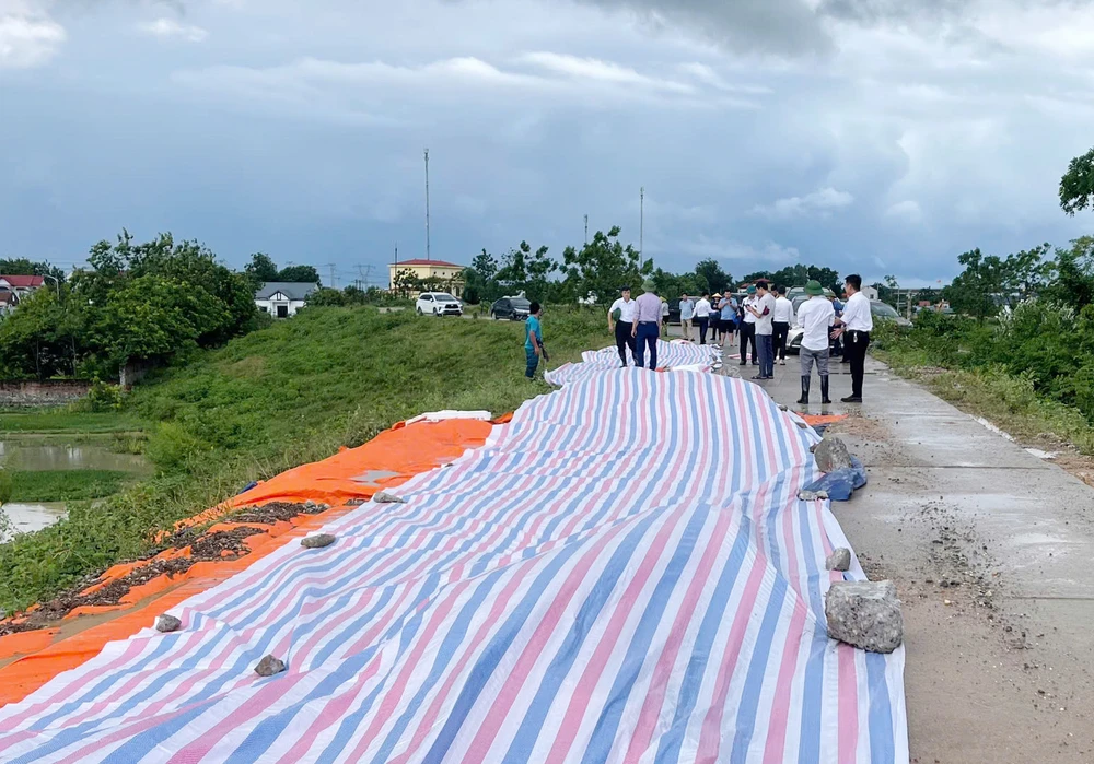 Sụt lún đê hữu Cầu, Hà Nội cấm phương tiện qua lại