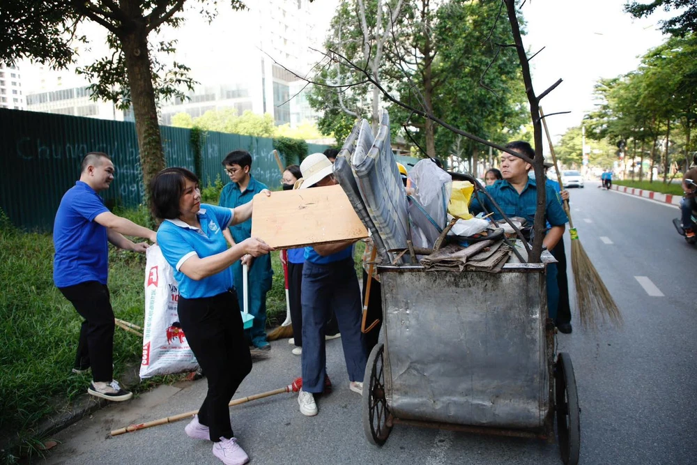 Hà Nội sẽ lắp camera giám sát, xử lý các 'điểm đen' rác thải