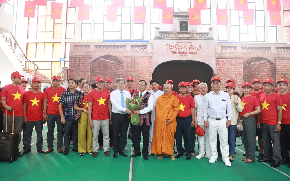 Phó Chủ tịch UBND TP Hà Nội Trương Việt Dũng tặng hoa chúc mừng Đoàn đại biểu TP Đà Nẵng tại Ga Hà Nội.