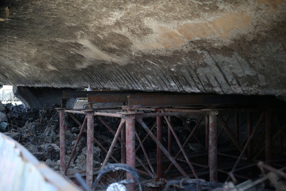 Hà Nội dựng khung sắt đỡ nhánh cầu Vĩnh Tuy, rà soát toàn bộ bãi xe gầm cầu cạn