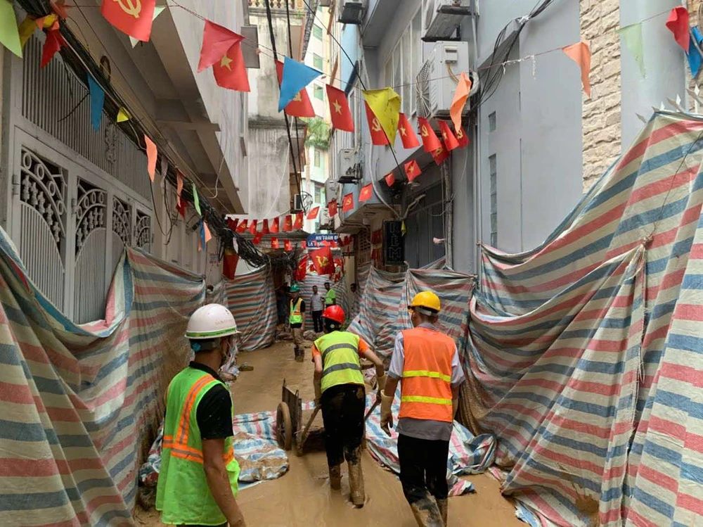 Máy đào hầm Metro Nhổn - Ga Hà Nội lại gây phun trào bùn ở phố Giang Văn Minh