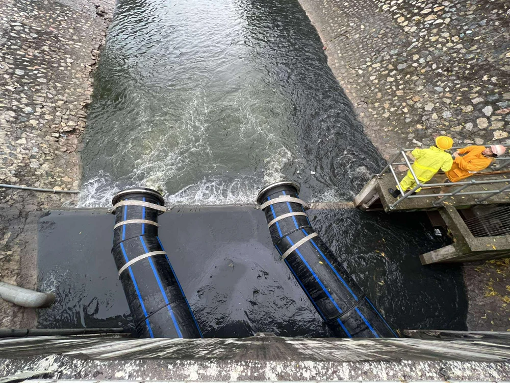 Nước sông Tô Lịch đang chuyển dần từ màu đen sang xanh khi được bổ cập nước từ hồ Tây.