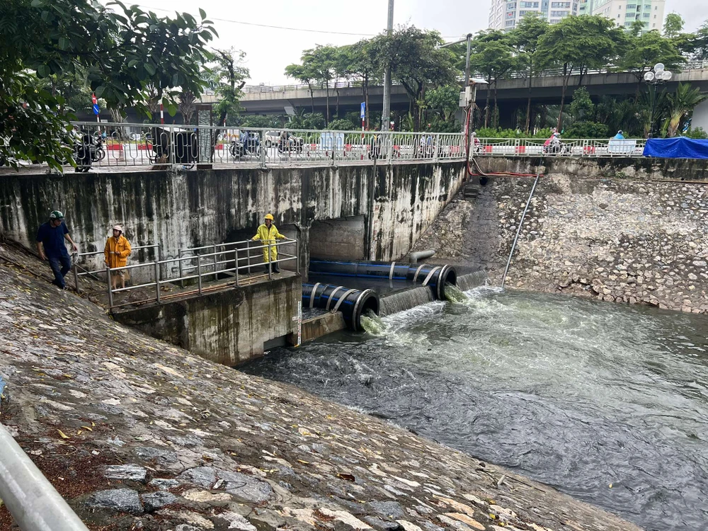 Nước sông Tô Lịch chuyển từ màu đen sang xanh khi được bổ cập nước từ hồ Tây.