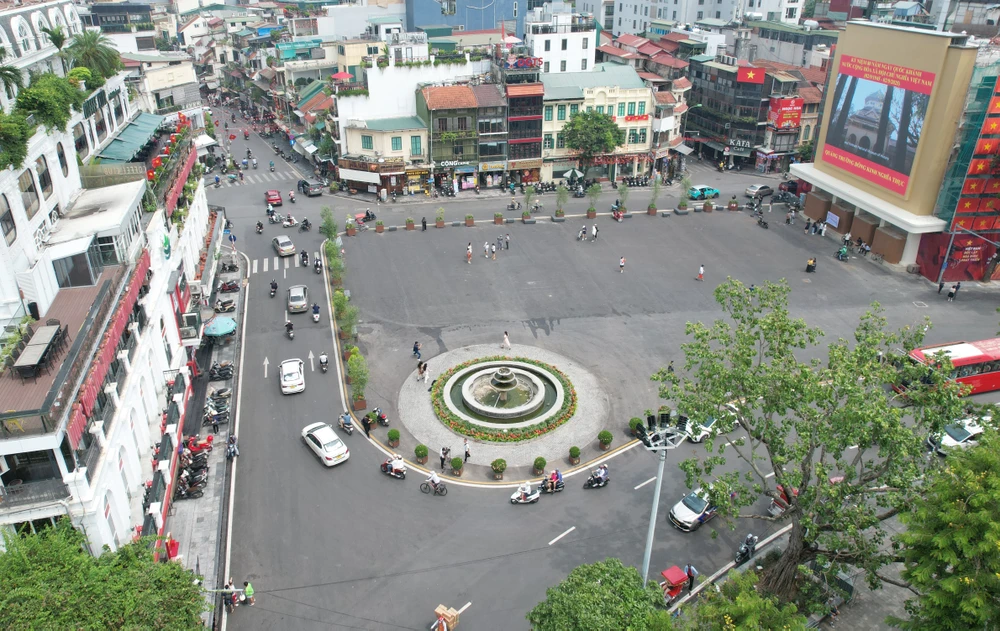 Cận cảnh diện mạo mới ở Quảng trường Đông Kinh Nghĩa Thục bên hồ Gươm