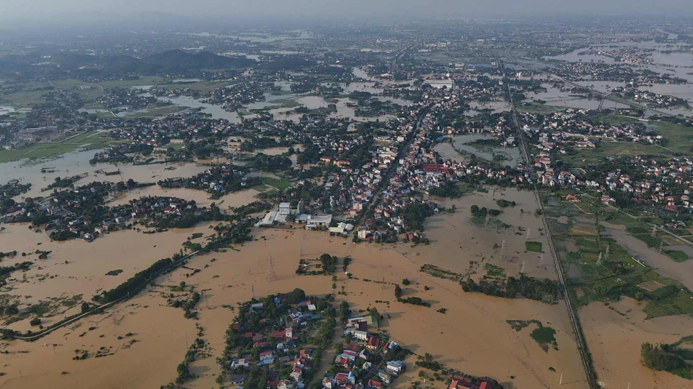 Chiều 9-10, nước lũ sông Cầu, sông Cà Lồ dâng cao, gây ngập nặng tại nhiều xã ngoại thành Hà Nội