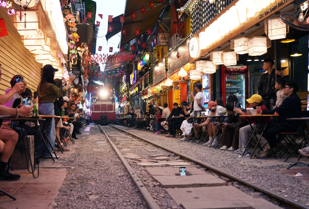 Nhiều du khách nước ngoài ghi lại khoảnh khắc tàu hỏa chạy đến, bất chấp nguy cơ mất an toàn giao thông đường sắt.