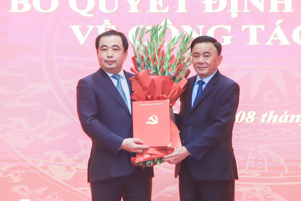 Thường trực Ban Bí thư Trần Cẩm Tú trao quyết định, tặng hoa chúc mừng tân Bí thư Thành ủy Hà Nội Trần Đức Thắng. Ảnh: Trọng Phú