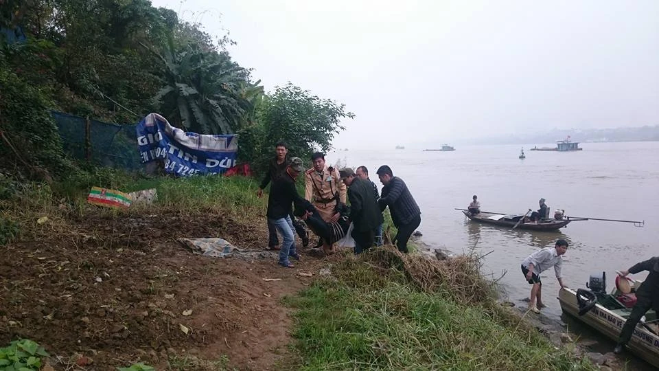 Cứu sống một nam thanh niên nhảy sông tự tử ảnh 1