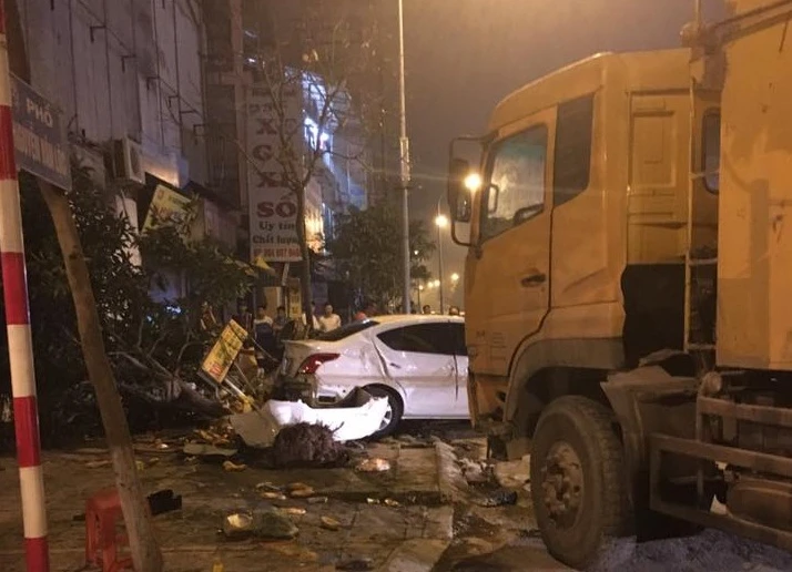 Xe tải 25 tấn mất lái tông liên hoàn trên vỉa hè ảnh 1