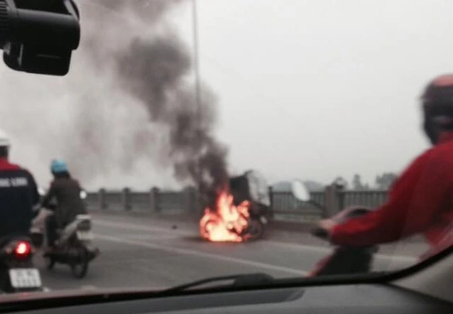 Xe máy bất ngờ bốc cháy ngùn ngụt trên đường ảnh 1