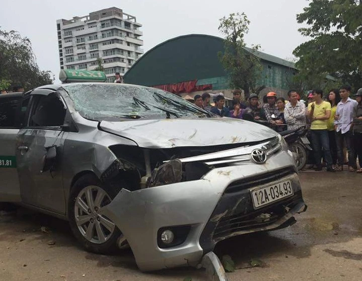 Taxi lao xuống hồ, 4 người trong xe chết thảm ảnh 2