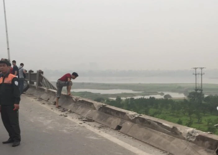 Xe tải húc văng hơn 20 m lan can cầu Vĩnh Tuy, kẹt xe hàng giờ ảnh 1