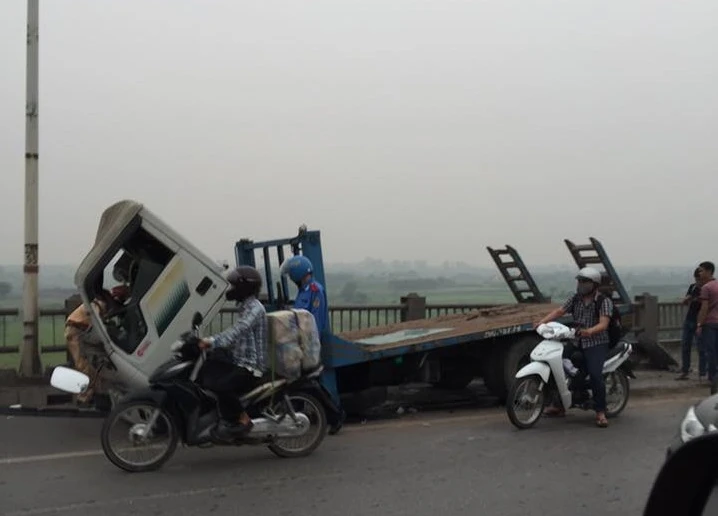 Xe tải húc văng hơn 20 m lan can cầu Vĩnh Tuy, kẹt xe hàng giờ ảnh 2