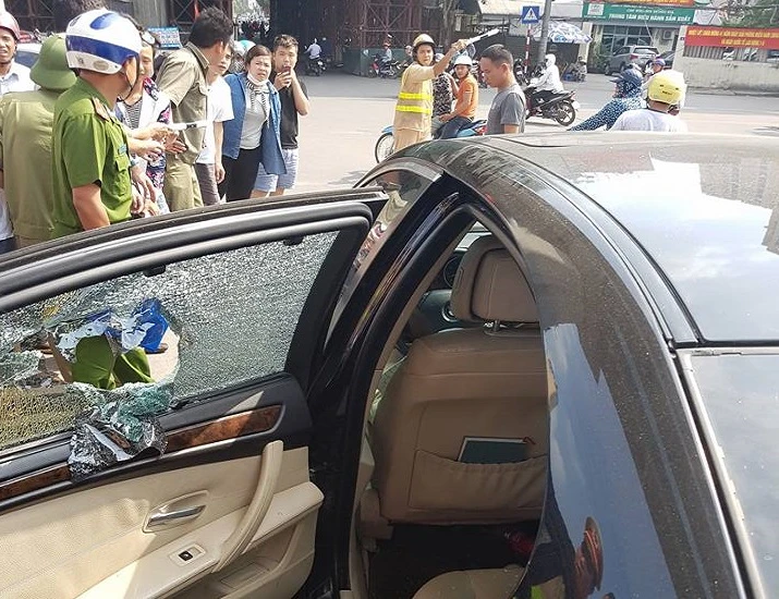 CSGT đập vỡ kính xe BMW, cứu tài xế ngất xỉu bên trong ảnh 3