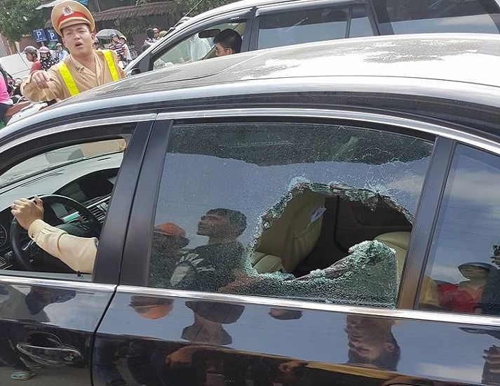 CSGT đập vỡ kính xe BMW, cứu tài xế ngất xỉu bên trong ảnh 1