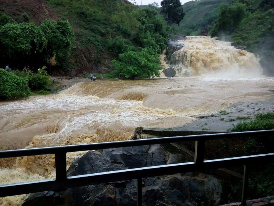 Mưa từ đêm đến sáng khiến 1 người chết, hơn 200 căn nhà bị ngập ảnh 1