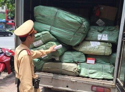 Trưng biển 'Xe nhà báo' để 'dọa' cảnh sát giao thông ảnh 2