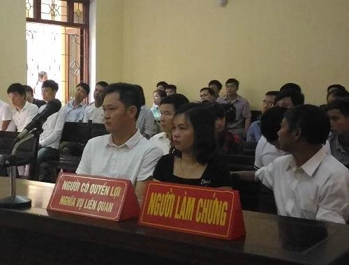 Nhà báo Nguyễn Ngọc Quang (ngoài cùng bìa trái), bị hại trong vụ án