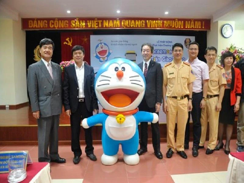 Chú mèo máy Doraemon mang thông điệp về ATGT tới Việt Nam